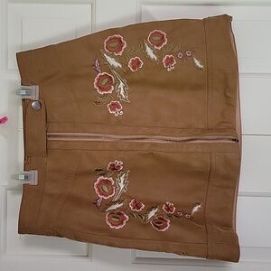 Free People womens faux leather tan embroidered  zip down mini skirt sz 2